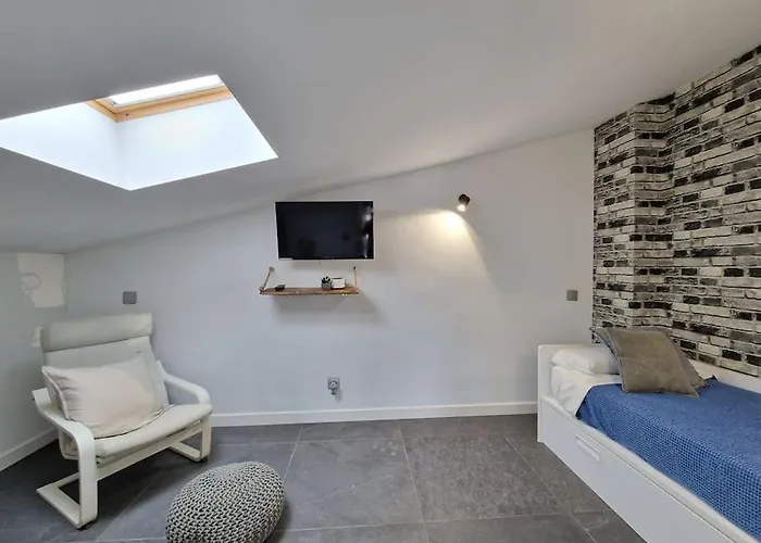 House With Swimming Pool *