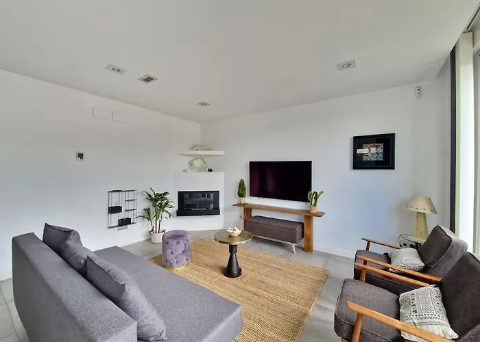 House With Swimming Pool Дом отдыха *