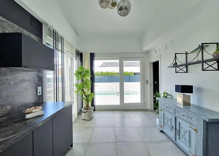 Дом отдыха House With Swimming Pool Сопелана