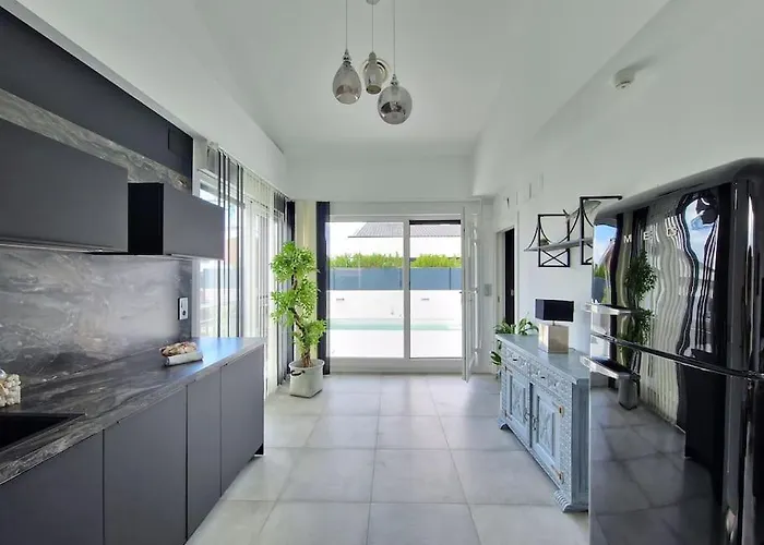 House With Swimming Pool * Сопелана