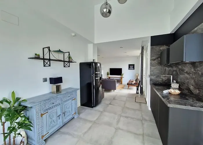 Дом отдыха House With Swimming Pool Сопелана