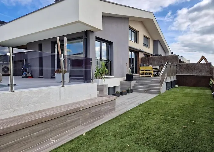 House With Swimming Pool Дом отдыха